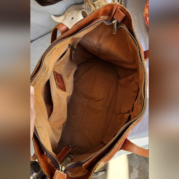 Splatter a garden of beauty upon your favorite Patricia Nash™ Straw Viotti Tote. - Picture 3 of 11